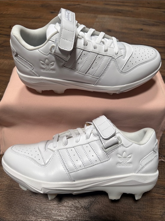 ADIDAS FORUM TPU “RETRO” BASEBALL CLEATS